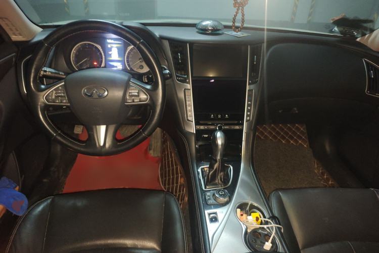 Used Infiniti Q50L 2015 2.0T Enjoyment Edition Center Console