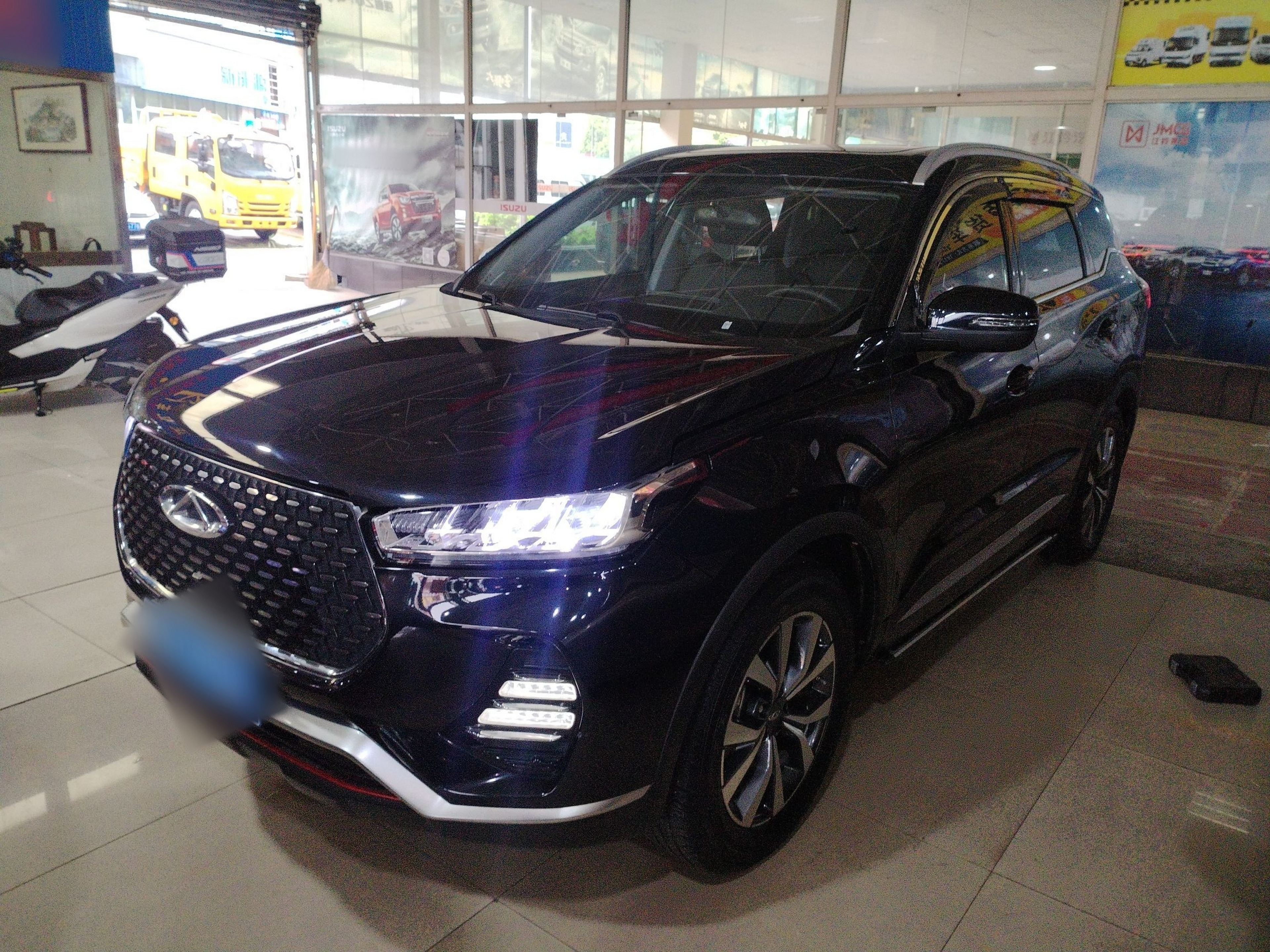 تحت مقدمة السيارة