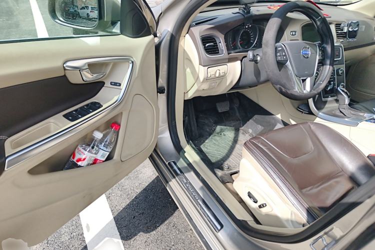 Used Volvo S60 2014 S60L 2.0T Zhiyuan Edition
