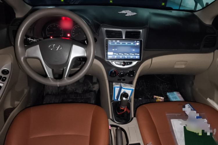 Used Hyundai Verna (older generation) 2010 Sedan 1.4L Manual Comfort GS Center Console