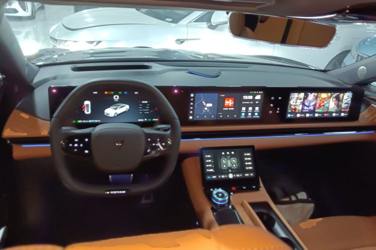 Used VOYAH PASSION 2024 PHEV Four-Wheel Drive Ultra-Long Range Flagship Model Center Console