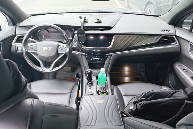 Used Cadillac XT6 2021 2.0T 6-Seater Two-Wheel Drive Luxury Version Center Console