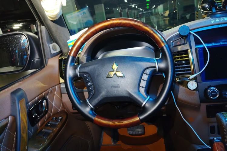 Used Mitsubishi Pajero 2018 3.0L Automatic Comfort Edition Steering Wheel