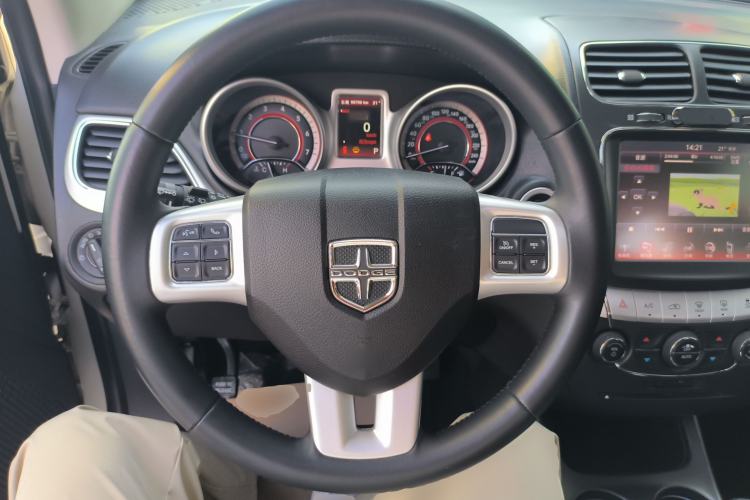 Used Dodge Journey 2013 2.4L Two-Wheel Drive Luxury Version
