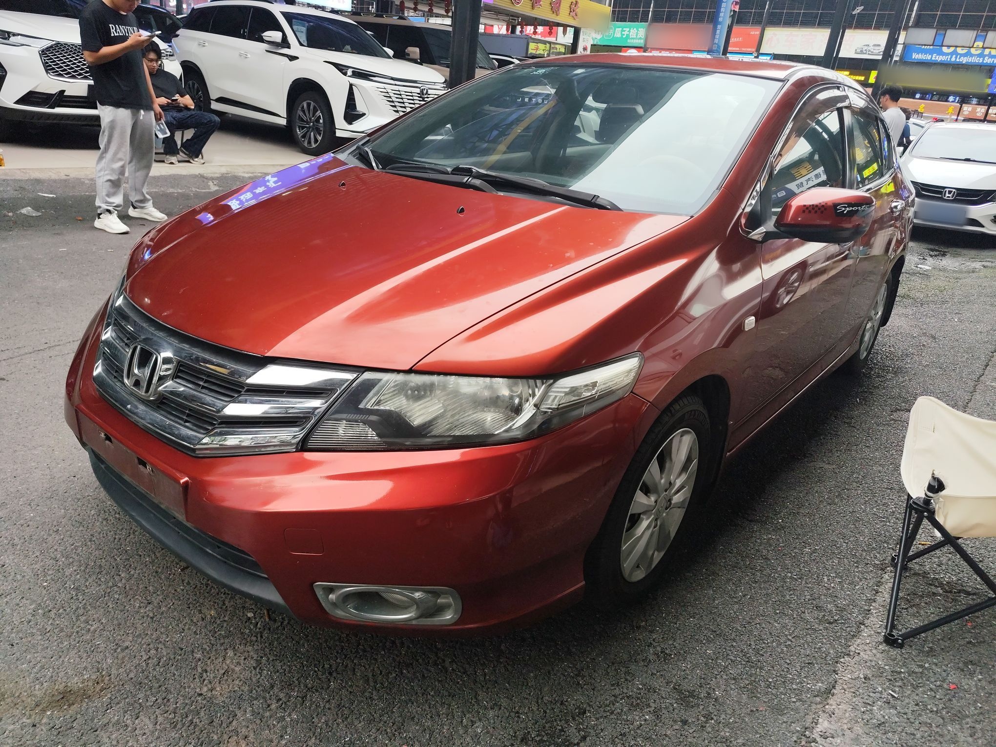 تحت مقدمة السيارة