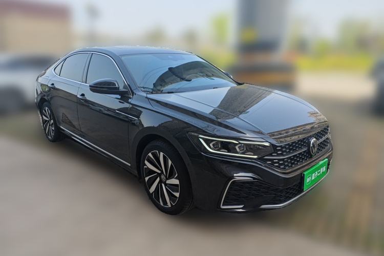 Used Volkswagen Passat 2022 330TSI Starry Luxury Edition Front Right 45 Deg