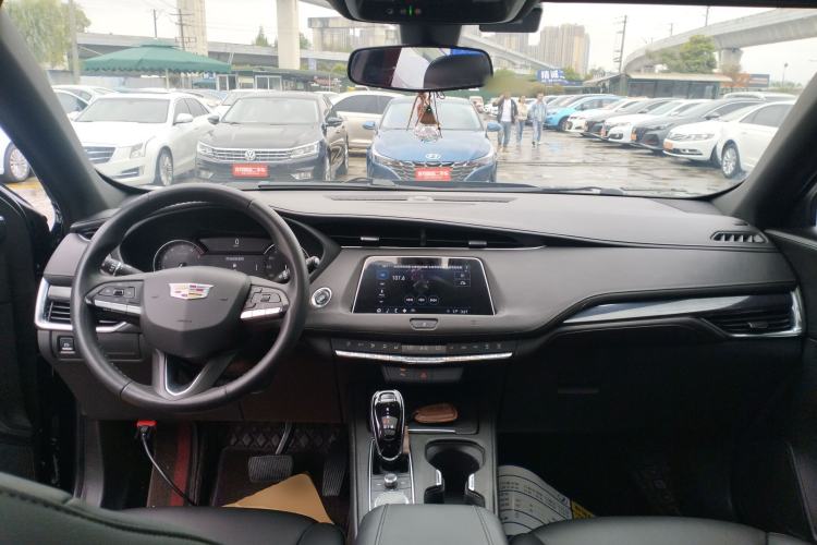 Used Cadillac XT4 2021 28T Two-Wheel Drive Tech Edition Center Console