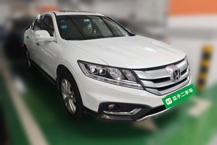 Used Honda Crosstour 2014 2.4L Luxury Edition Front Right 45 Deg
