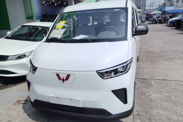 Used Wuling Yangguang 2024 300KM Comfort Version Passenger Van 75kW