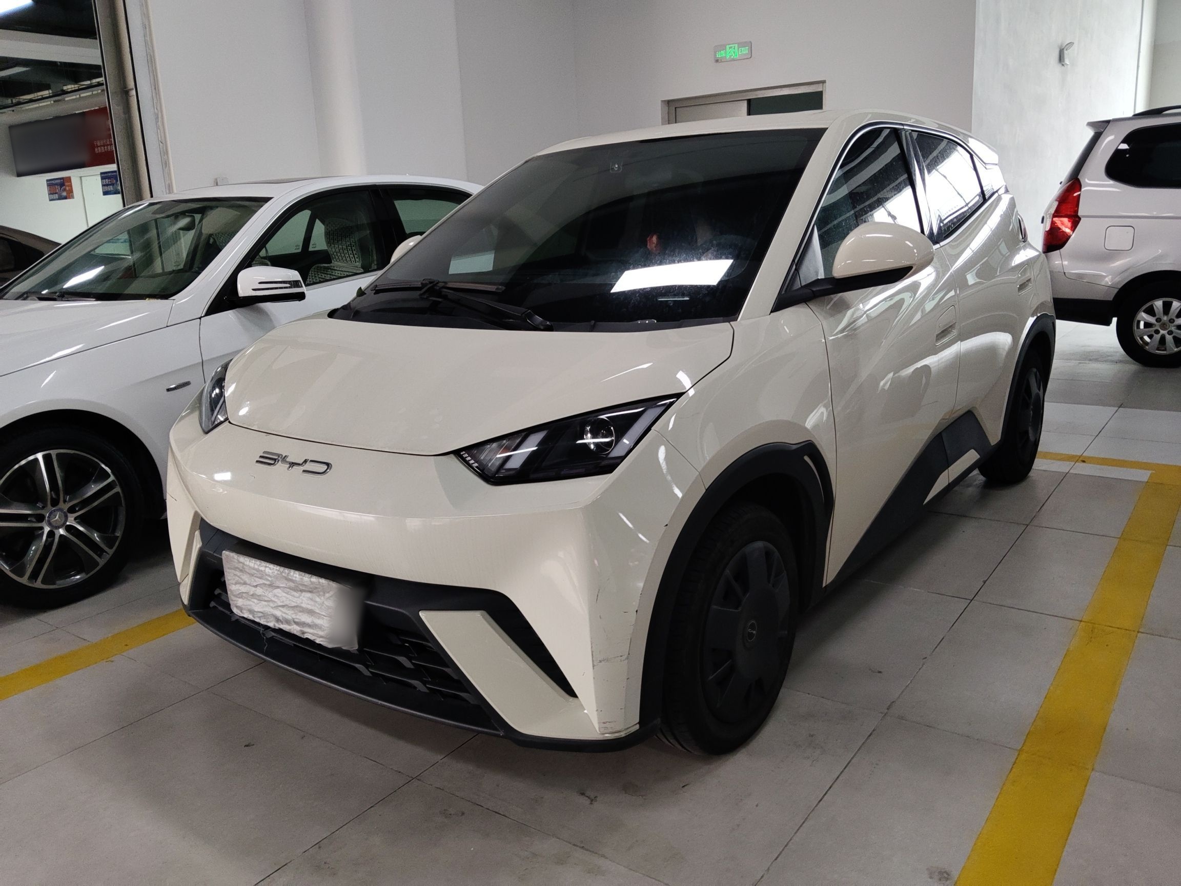 Под передней частью автомобиля