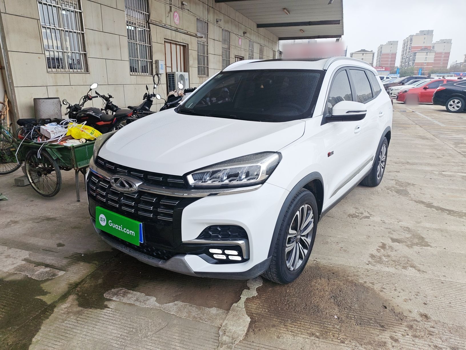 تحت مقدمة السيارة