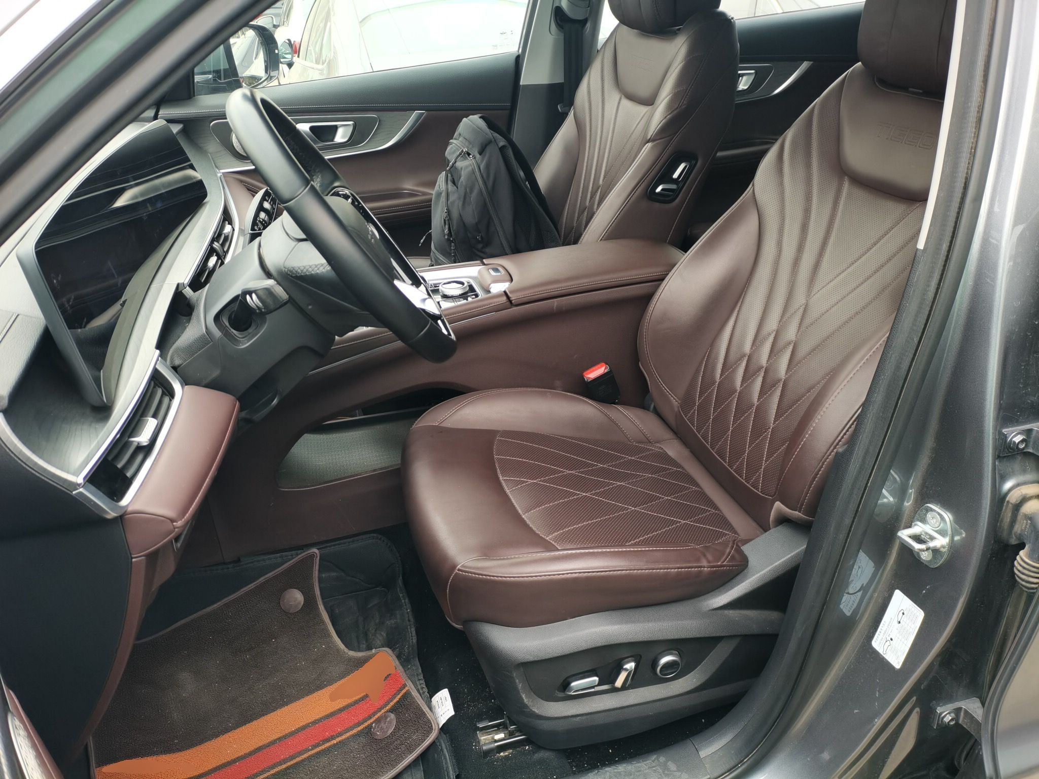 Переднее сиденье в автомобиле