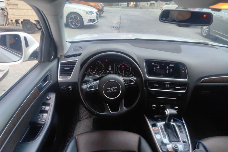 Used Audi Q5 2016 40 TFSI Comfort Model Center Console