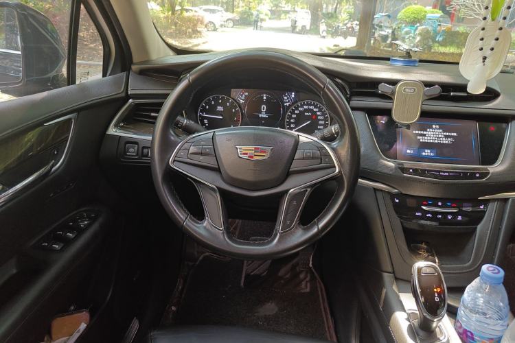 Used Cadillac XT5 2018 25T Luxury Model Steering Wheel