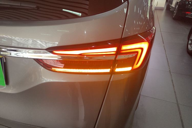 Used Buick GL8 2023 Facelifted Land Cruiser Executive Luxury Version
