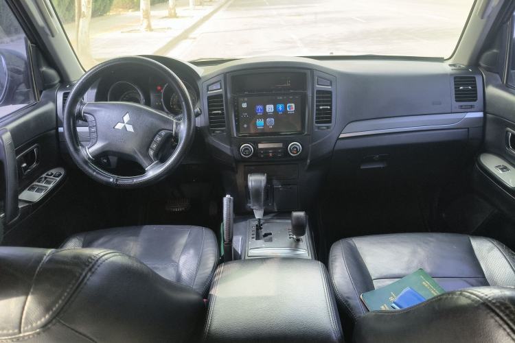 Used Mitsubishi Pajero 2011 3.0L Elite Edition Center Console