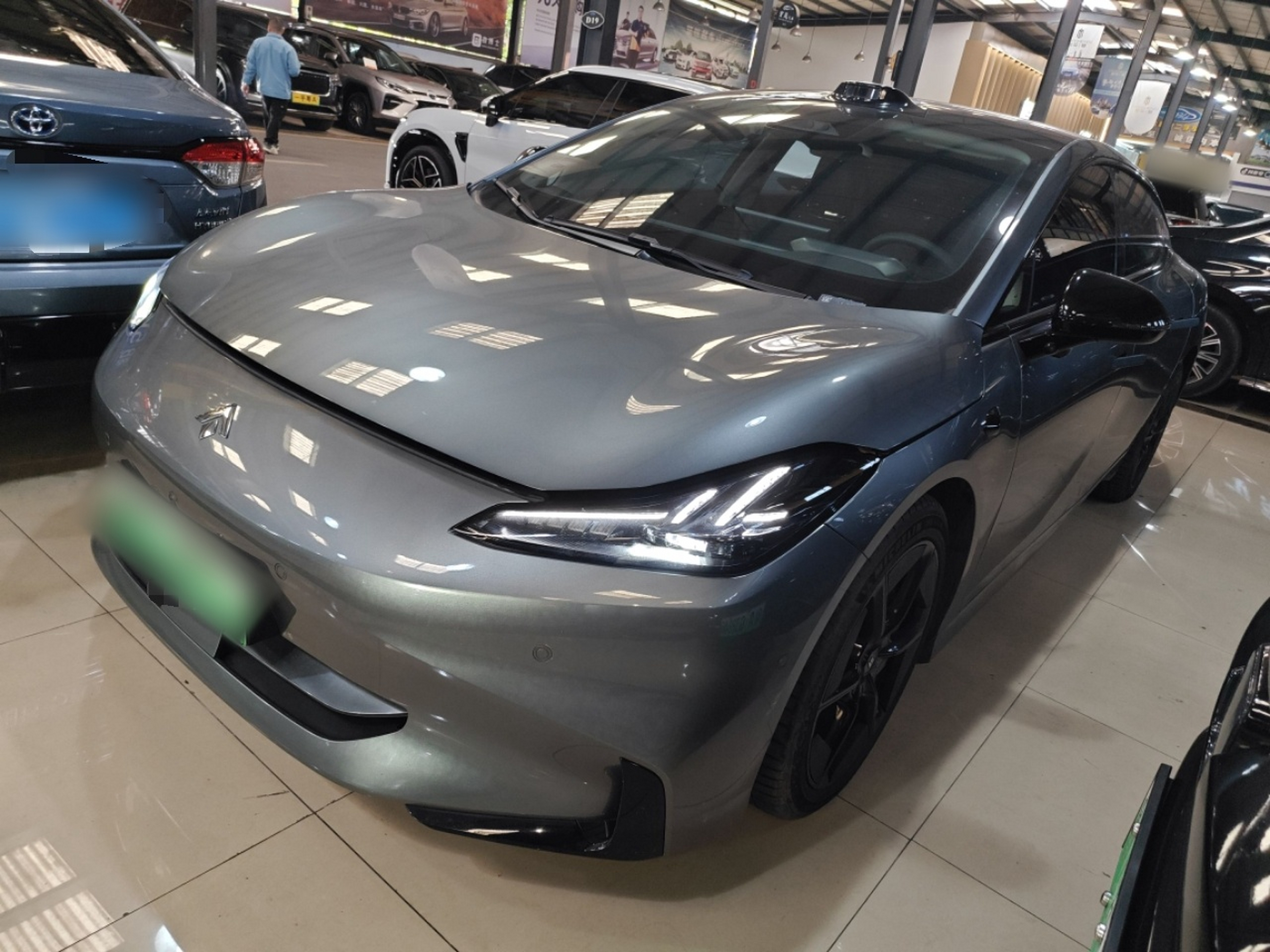 تحت مقدمة السيارة