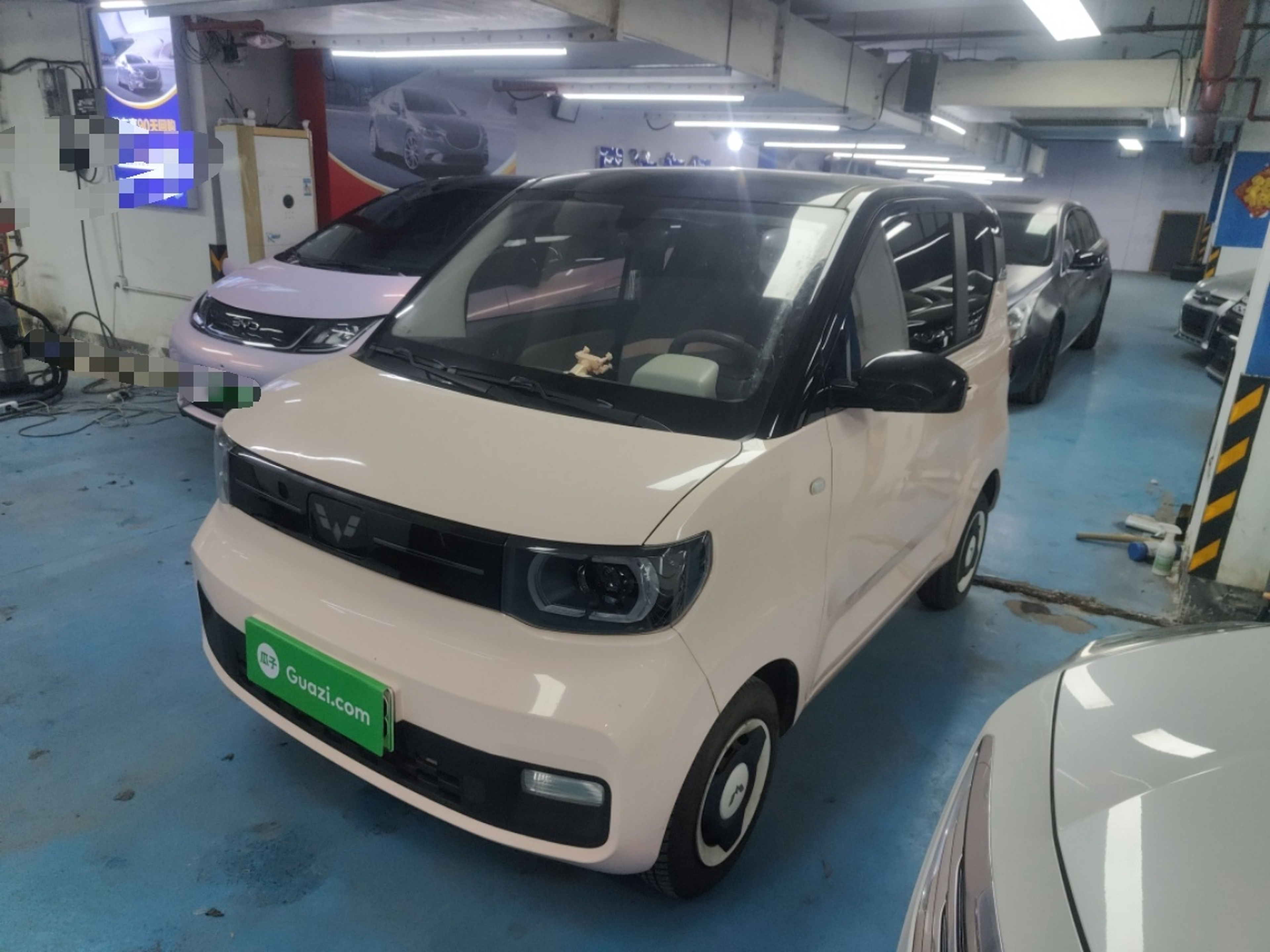 تحت مقدمة السيارة