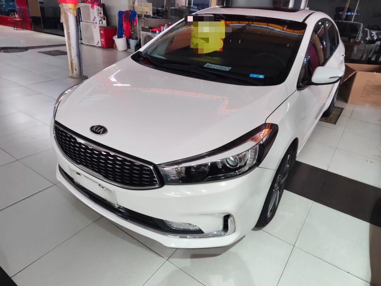 Под передней частью автомобиля