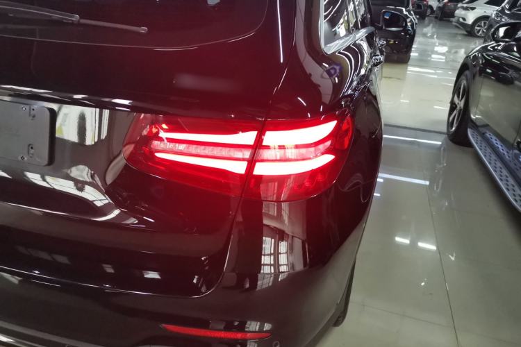 Used Mercedes-Benz GLC 2017 GLC 260 4MATIC Luxury Model Exterior 3