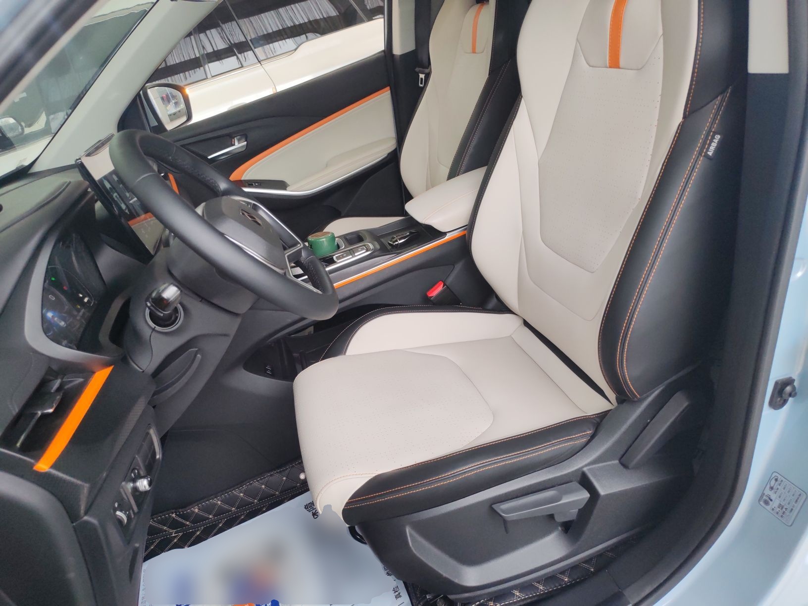 المقاعد الأمامية داخل السيارة