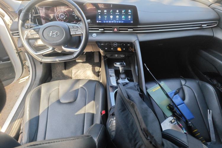 Used Hyundai Elantra 2021 1.5L CVT GLX Elite Edition Center Console