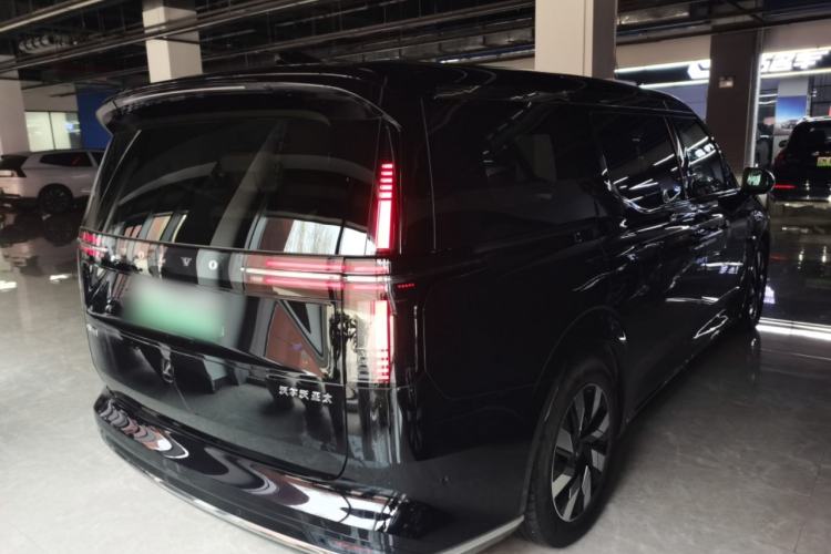 Used Volvo EM90 2025 Ultra Six-Seater Rear Right 45 Deg