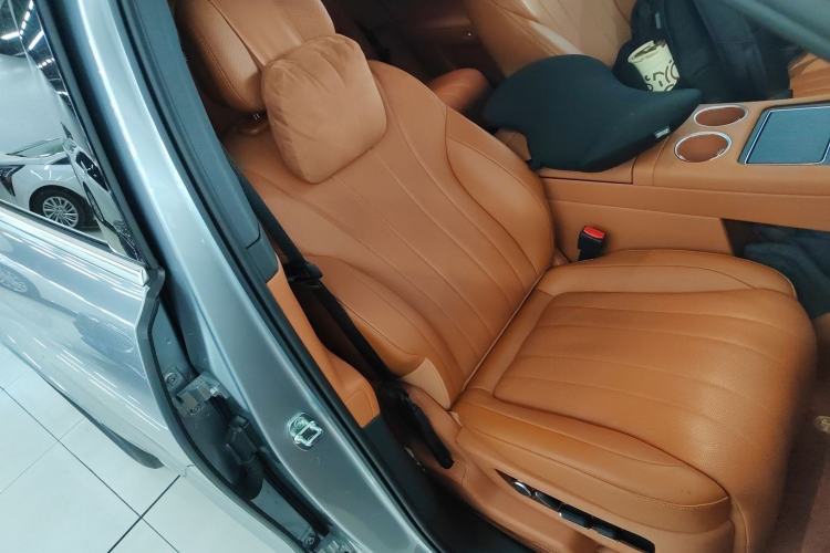 Used Hima AITO M8 2025 Extended-Range Max+ Version 53.4 kWh 5-Seater Edition Right Front Seat