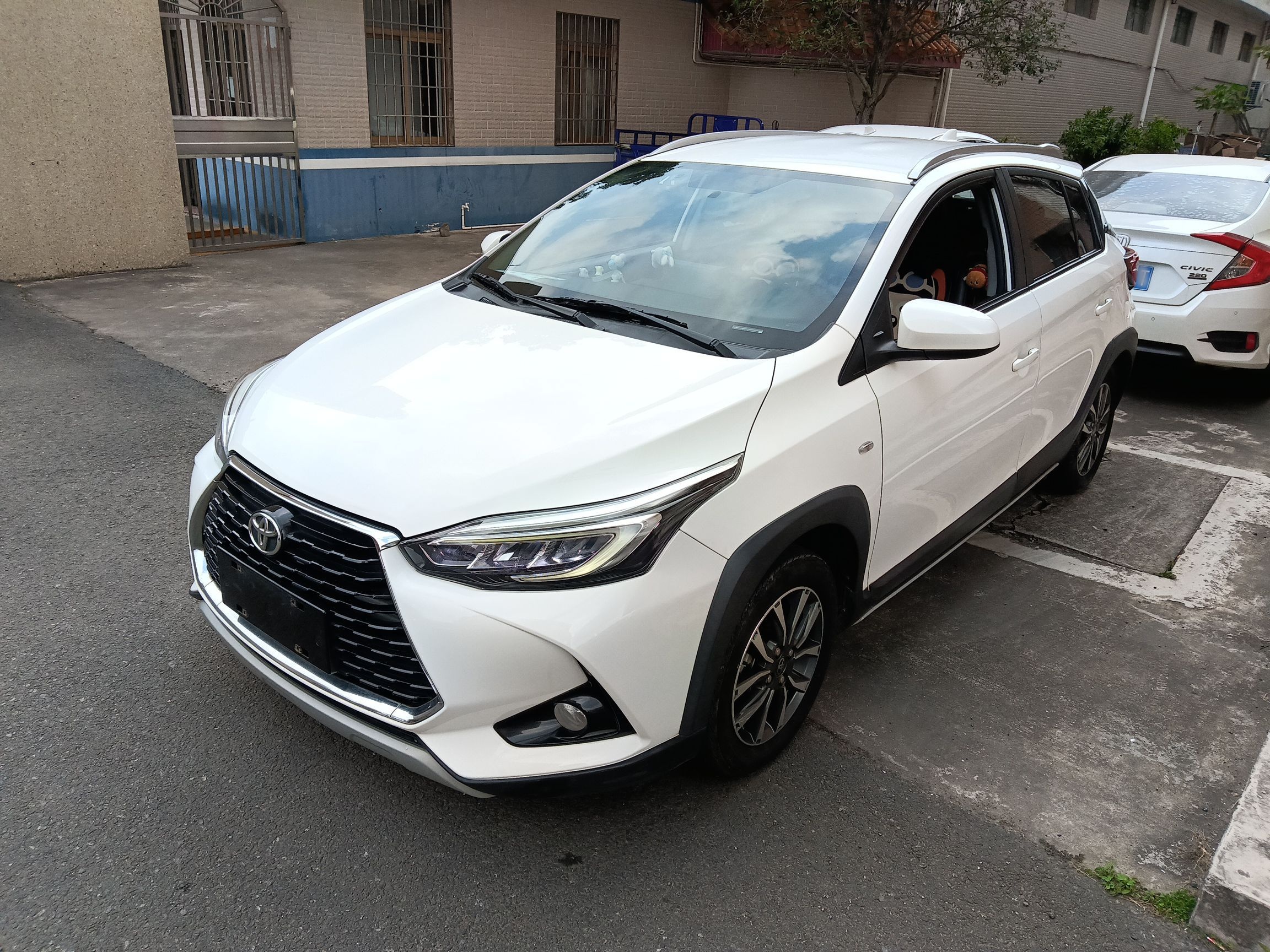 Под передней частью автомобиля