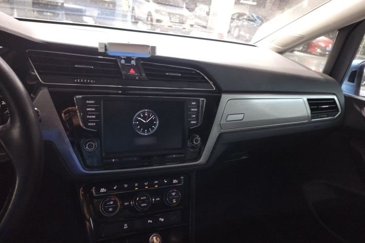 Used Volkswagen Touran 2018 Volkswagen Touran L 280TSI DSG Luxury Edition 7 Seats Center Console