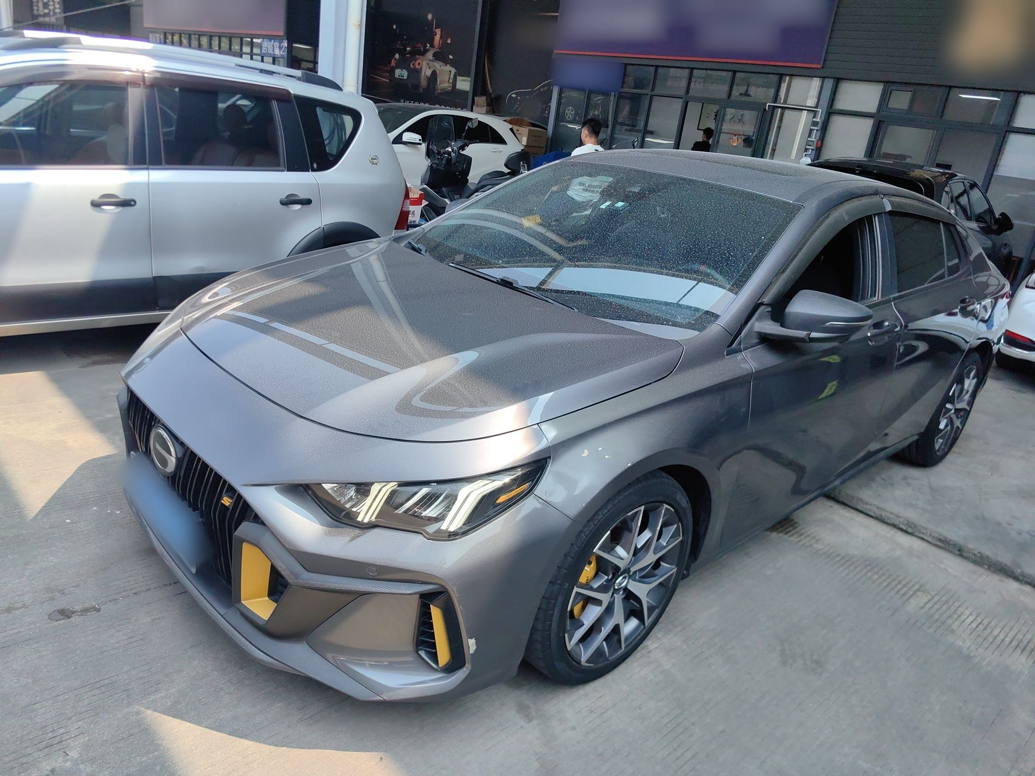 Под передней частью автомобиля