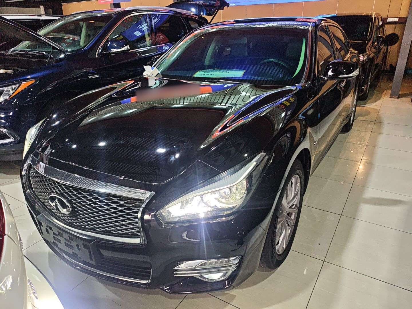 تحت مقدمة السيارة