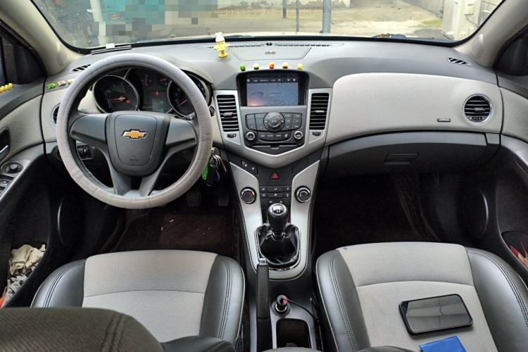 Used Chevrolet Cruze 2012 1.6L SE MT Center Console