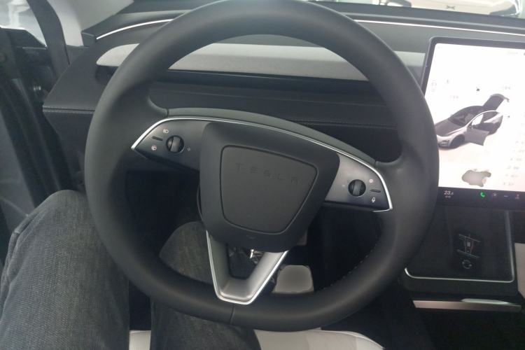 Used Tesla Model Y 2025 Rear-Wheel-Drive Version Steering Wheel