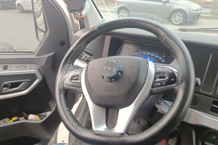 Used Dongfeng Yufeng 2023 V9+ 2.3T Manual Rear-Drive Dual Rear Tires Long Wheelbase High-Roof 3-Seater Cargo Van Steering Wheel