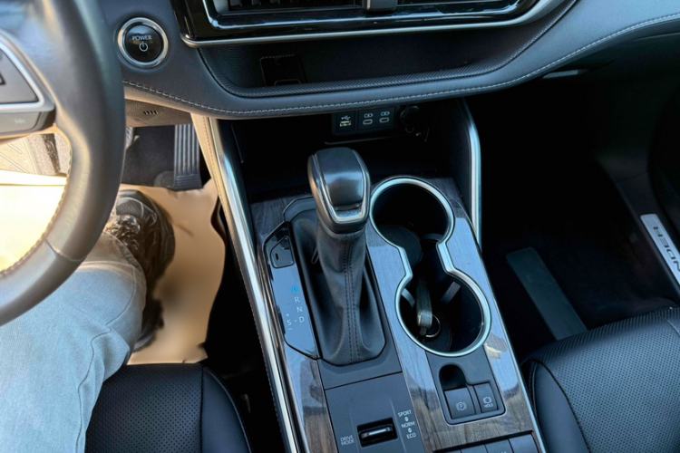 Used Toyota Highlander 2024 2.5L Smart Electric Hybrid Dual-Engine Four-Wheel Drive Prestige Version – 7 Seats Interior 2