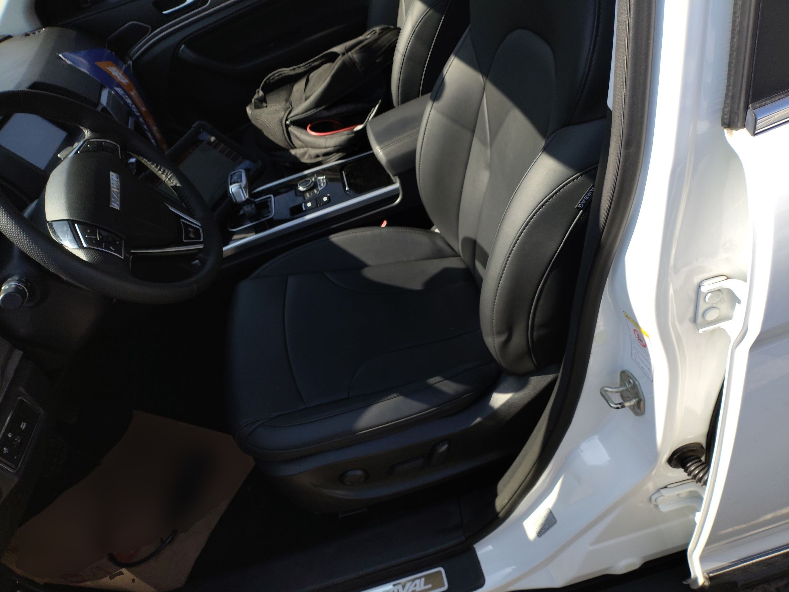 Переднее сиденье в автомобиле