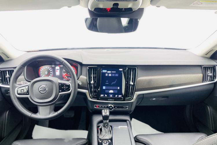 Used Volvo V90 2017 Cross Country T5 AWD Smart Range Edition Interior 11