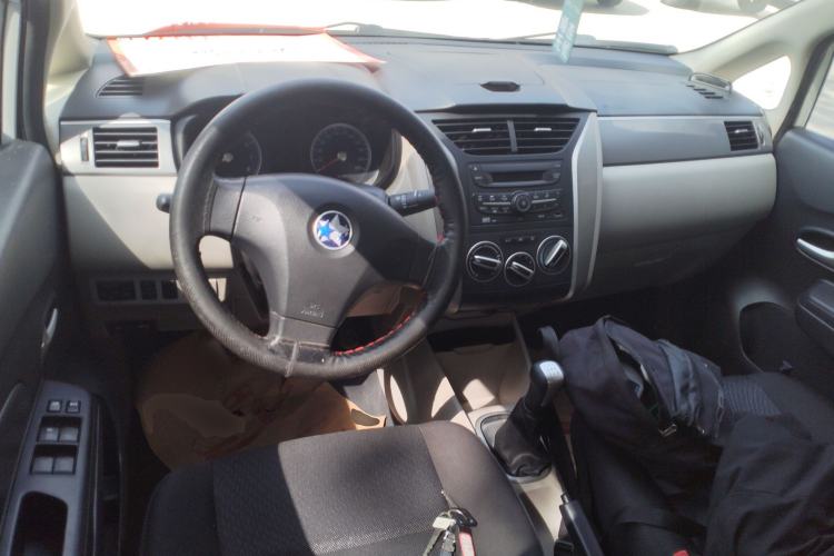 Used Venucia R50 2015 1.6L Manual Fashion Edition Center Console