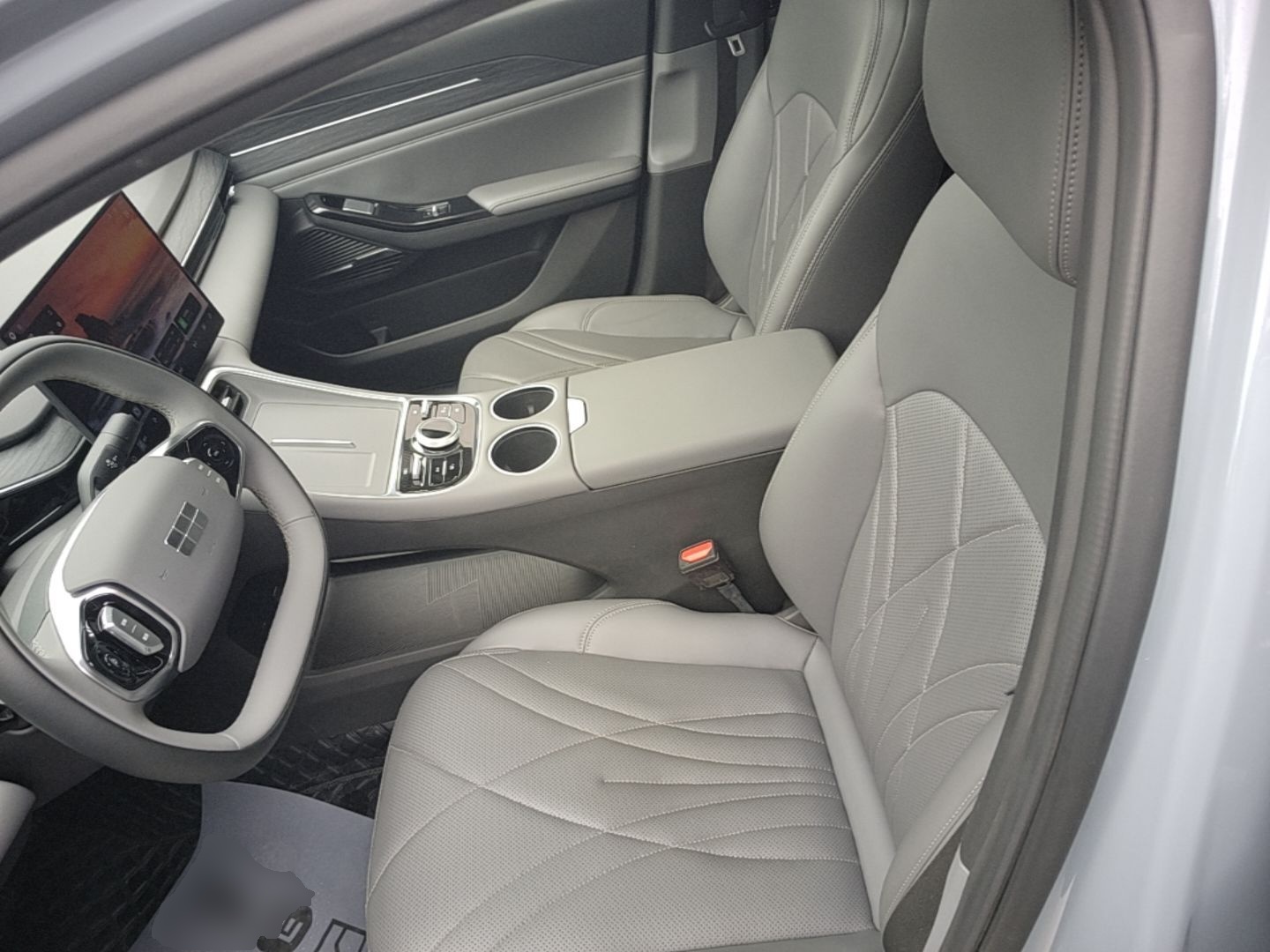 Geely Galaxy L6 2025 EM-i 140km Explorer+ Edition — снимка 17