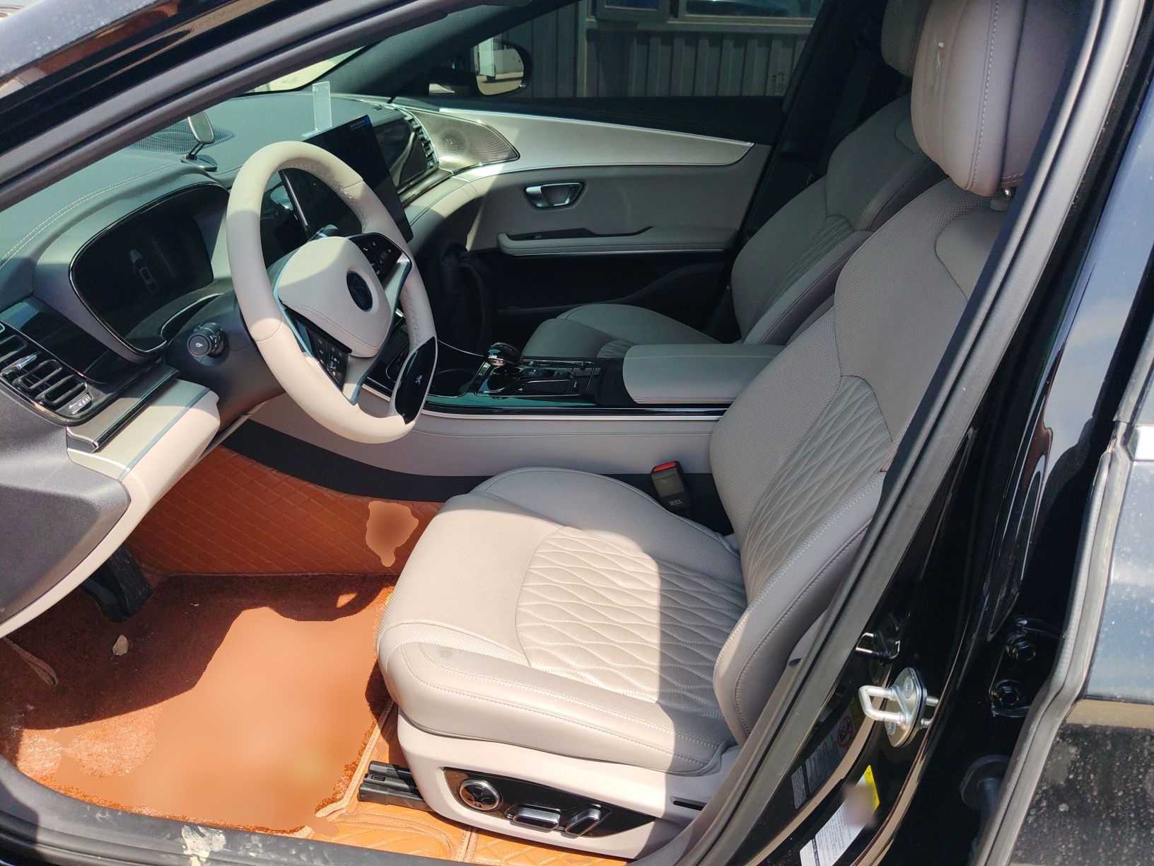 المقاعد الأمامية داخل السيارة