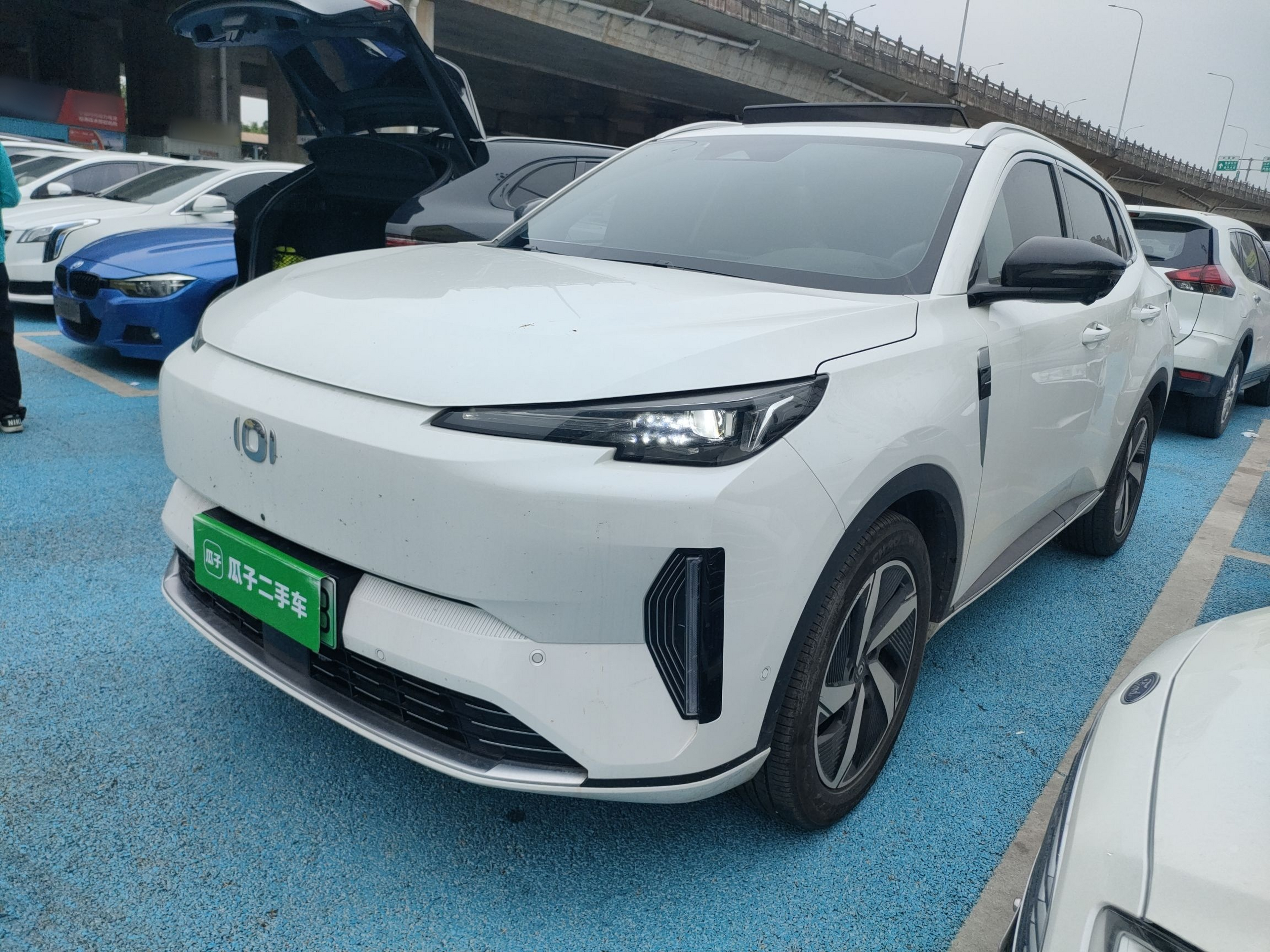 Под передней частью автомобиля