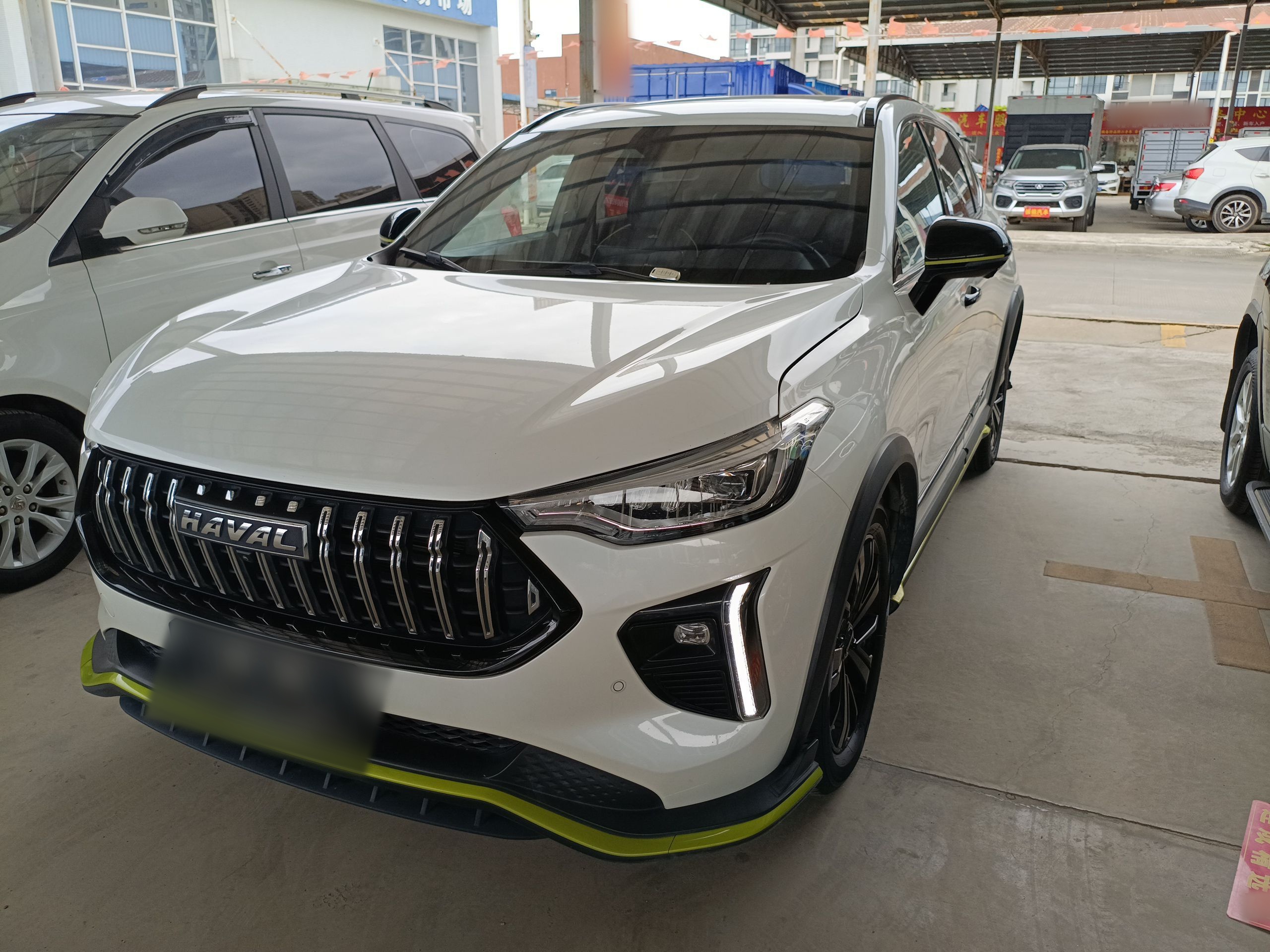 تحت مقدمة السيارة