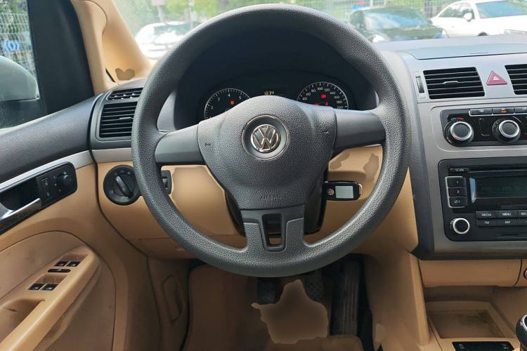 Used Volkswagen Touran 2011 1.4T Manual ZhiShang Edition 5-seater
