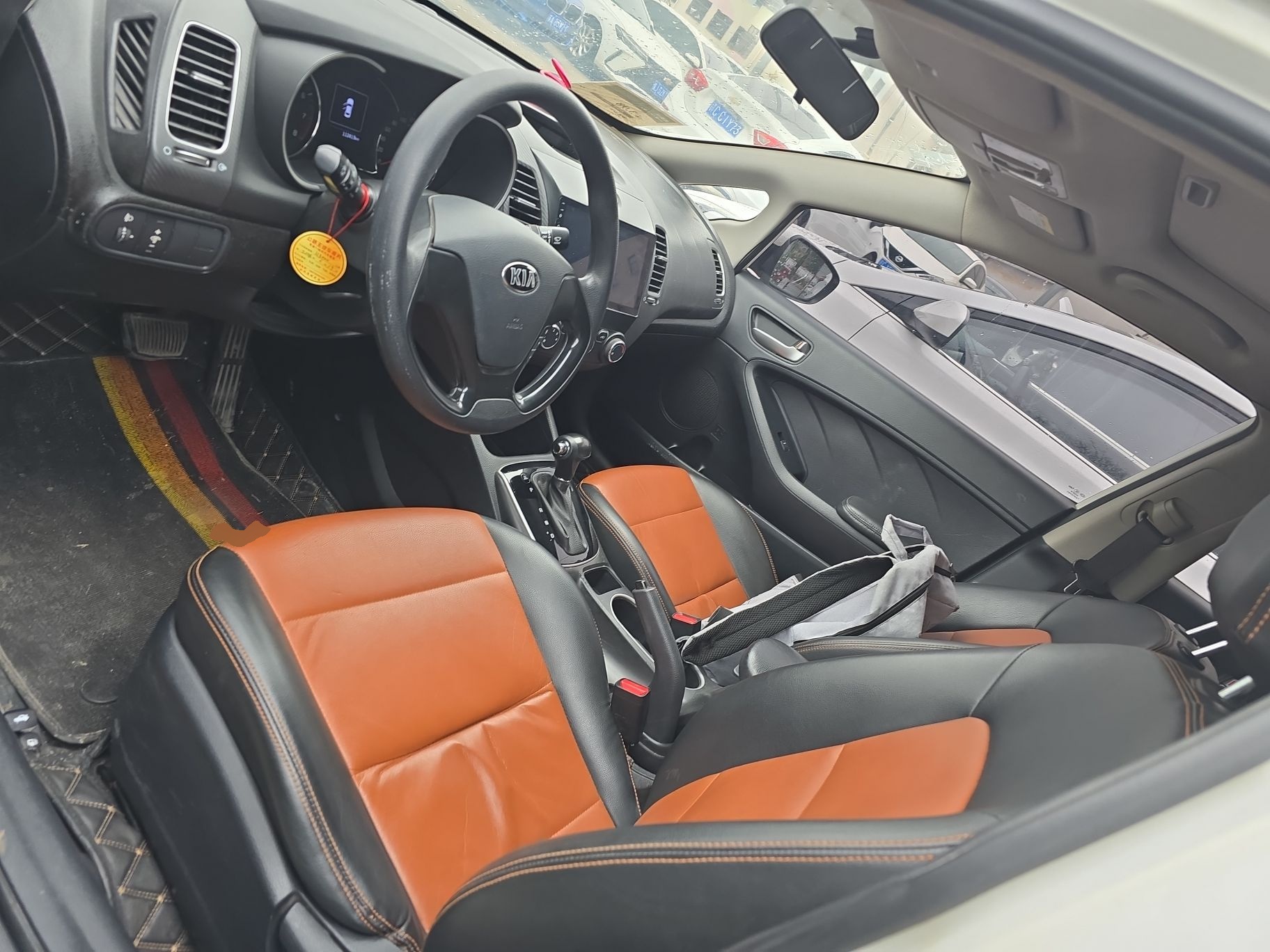 المقاعد الأمامية داخل السيارة