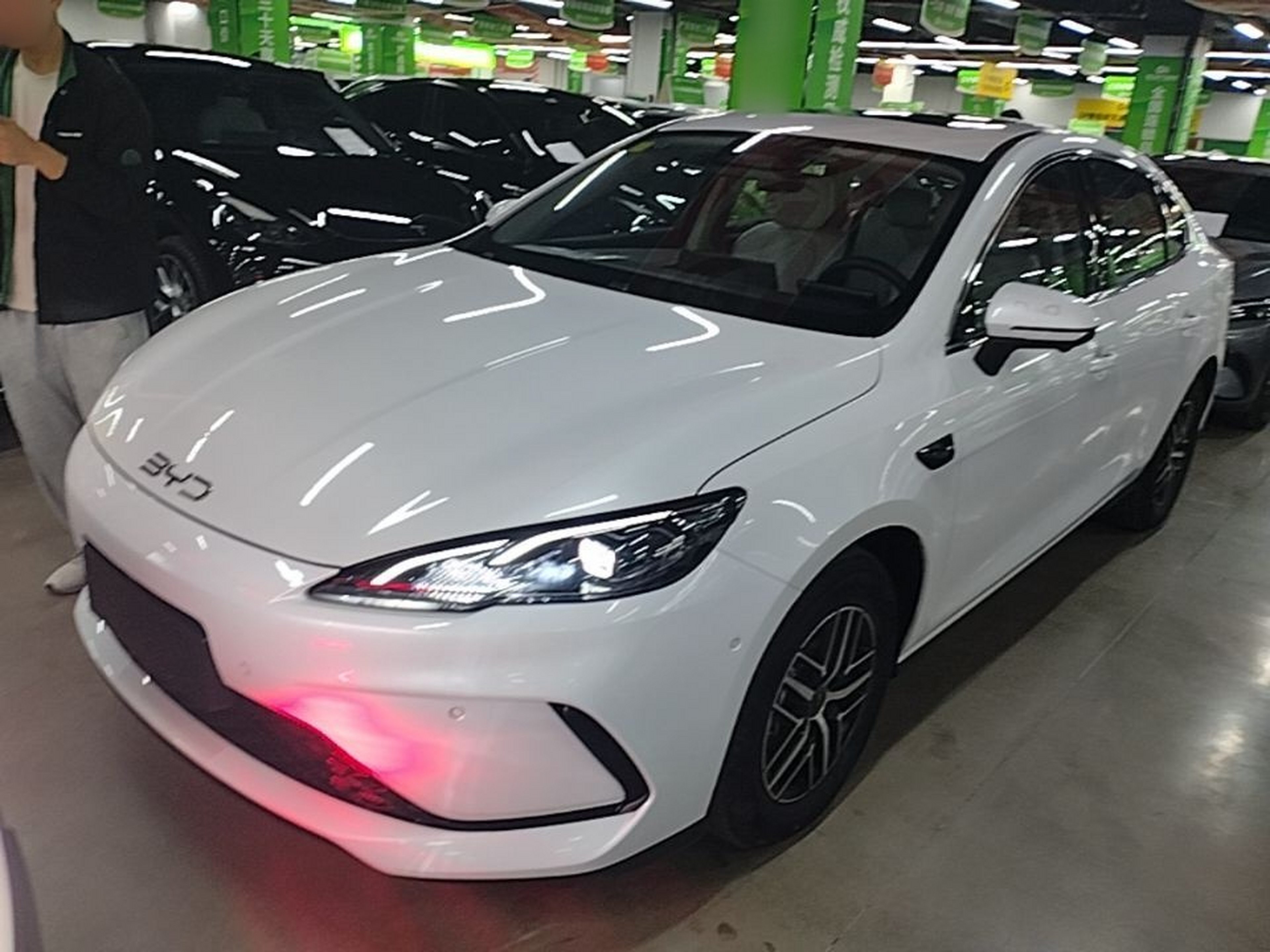 Под передней частью автомобиля