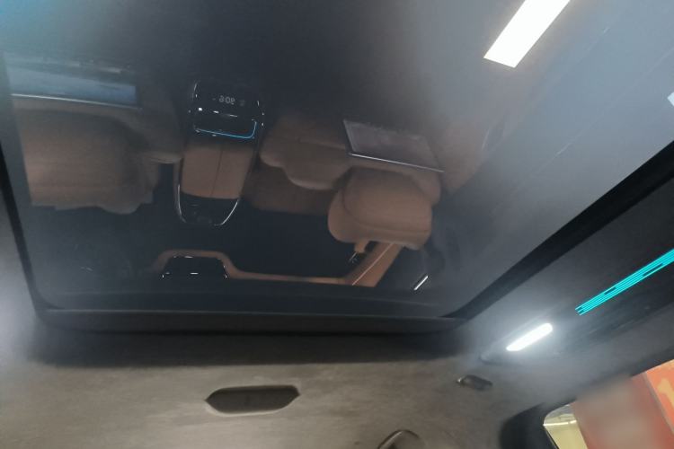 Used Geely Galaxy LEVC L380 2024 140-Degree 6-Seater All-Wheel-Drive Ultra Headliner