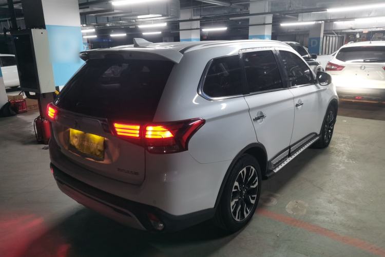 Used Mitsubishi Outlander 2019 2.4L 4x4 Zhi Xiang Edition 5 Seats China V Emission Standard
