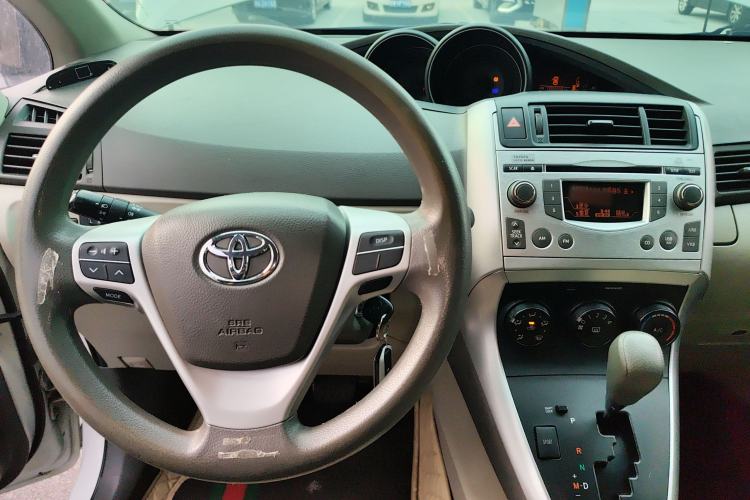 Used Toyota Verso 2014 Starlight 180E CVT Elite Edition Center Console