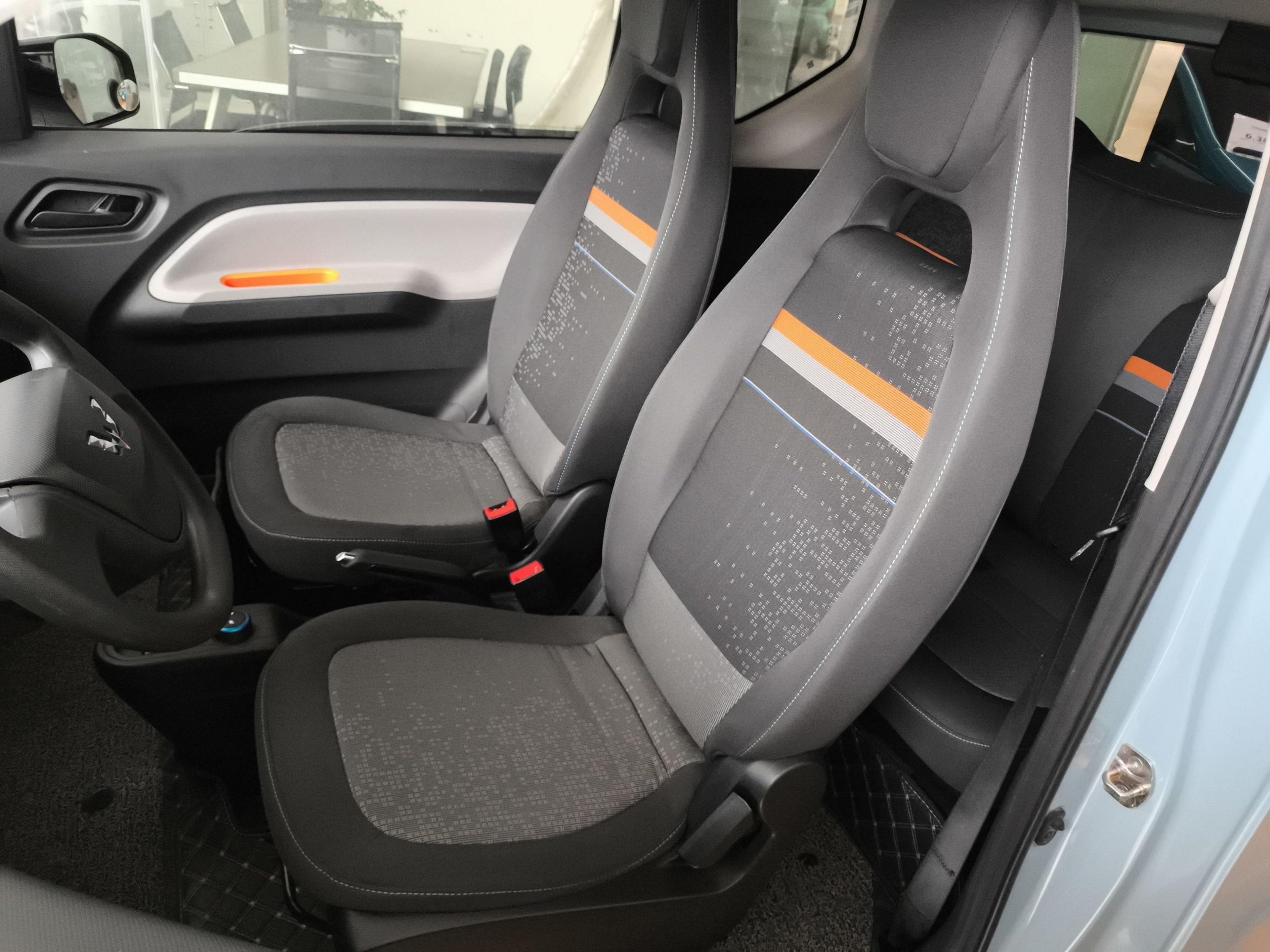 المقاعد الأمامية داخل السيارة